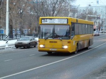 Водитель автобуса Саратов-Энгельс защемил дверями пенсионерку, которая затем выпала на проезжую часть