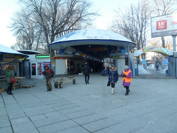 Вчера в Саратове ОМОН эвакуировал торговые объекты на площади Кирова