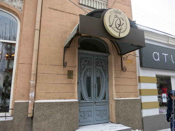 Блогер сообщил об уничтожении старинной деревянной двери в центре Саратова