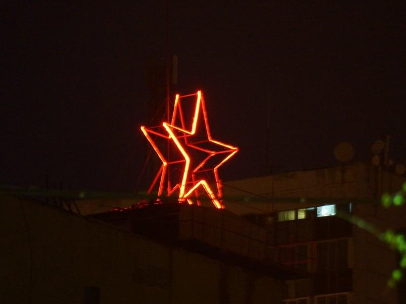 На крыше СарГРЭС восстановили и зажгли памятную звезду