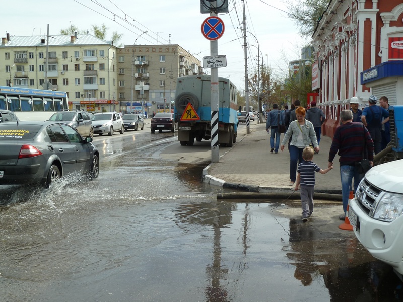 В центре Саратова коммунальщики выливают на дорогу откачиваемую из канализации воду. Фото