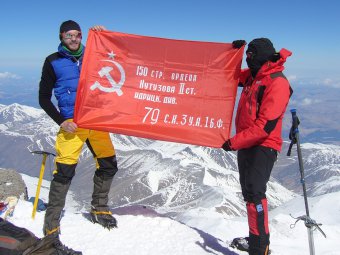 Саратовские альпинисты подняли на вершину Эльбруса Знамя Победы 