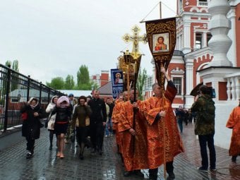 В День святого Георгия Победоносца вокруг Покровского храма прошли крестным ходом