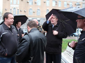 6 мая в Саратове. Оппозиционеры провели встречу на открытом воздухе
