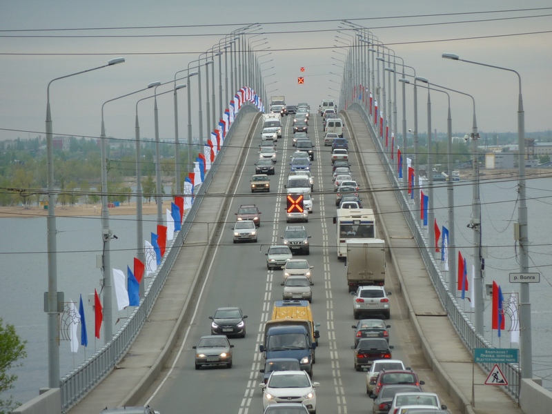 Саратовский мост украсили флагами цветов российского триколора. Фото
