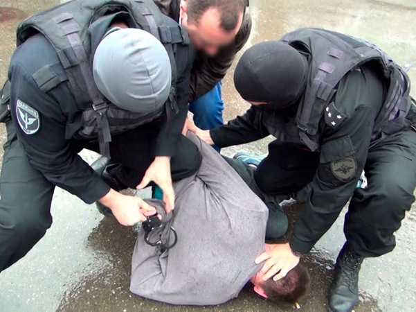 Саратовские полицейские в ходе спецоперации задержали двух преступников в сетевом магазине. Фото