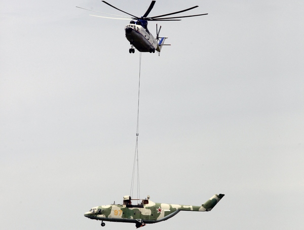 Вертолет, перевозивший другой вертолет над Саратовом, выполнил уникальную транспортную операцию. Фото