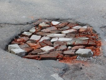 Жители Саратова отремонтировали дорожные ямы в центре города красными кирпичами 