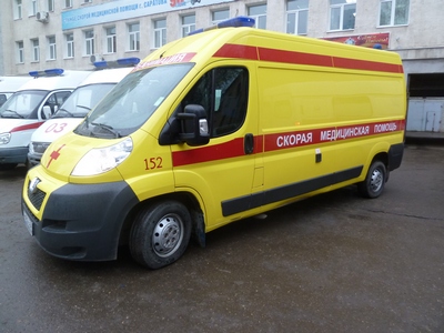 В Саратове водитель и пассажир «Калины» попали в больницу после столкновения со столбом