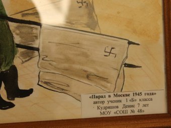 В здании областной думы снова проводят патриотическую выставку с экспонатами, на которых присутствует свастика