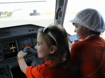 «Саратовские авиалинии» показали школьникам «летающий планшет»
