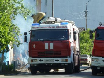 В центре города на большой площади горят надворные постройки