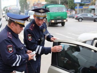 Сегодня в Саратове полицейские выявляют автомобили со сверхнормативной тонировкой