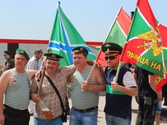 В День пограничника саратовских сотрудников службы наградили грамотами и медалями
