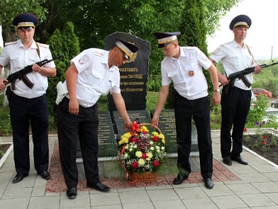 В Саратове в память о погибшем на посту инспекторе ДПС открыта мемориальная плита