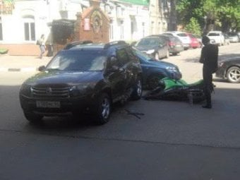 На углу Чапаева и Челюскинцев Renault Duster сбил мотоциклиста. Фото