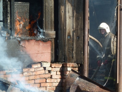 В Вольске несколько часов тушили загоревшиеся сараи и крышу маслоцеха