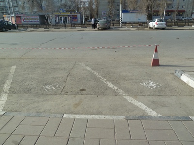 Сегодня в Саратове сотрудники ГИБДД ищут водителей, припарковавшихся на местах для инвалидов