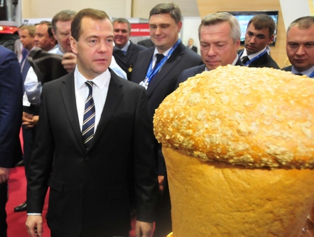 Дмитрия Медведева поразил размер саратовского калача. Фото