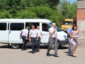 Капкаев, Нестеров и Ерохина прибыли с визитом в Энгельс на микроавтобусе «ГАЗель» 