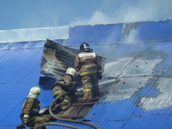 Фоторепортаж. Спасатели тушат пожар в автосервисе за гипермаркетом «Инмарт»