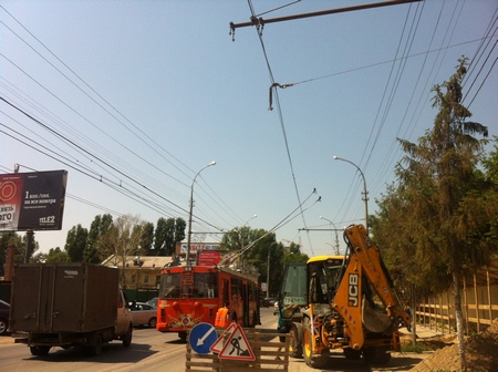 На Чернышевского из-за обрыва проводов остановилось движение троллейбусов. Фото