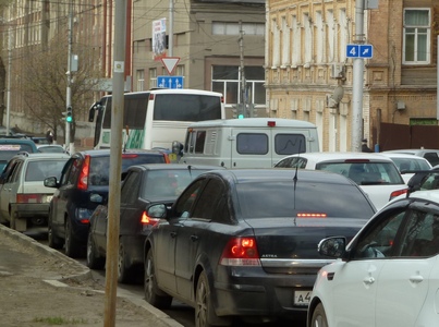 Причиной огромной пробки в Ленинском районе стало столкновение Skoda и Mercedes