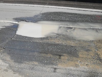 Саратовцы жалуются на неогороженную яму с водой на улице Чернышевского