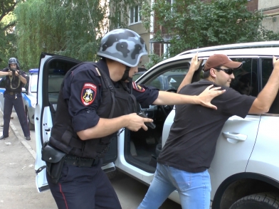 Саратовские полицейские «рекламируют» охранную систему за 12 тысяч рублей