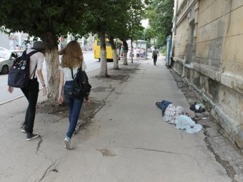 На улице в центре Саратова лежит труп мужчины. Фото