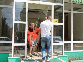 На аллее в центре Саратова начался демонтаж пивного магазина