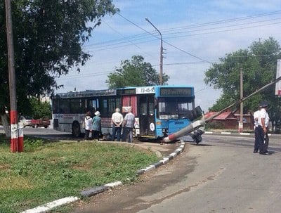 В Энгельсе рейсовый автобус с пассажирами снес светофорный столб. Фото