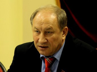 Валерий Рашкин требует запретить ввоз самолетов, древесины и одежды из Канады