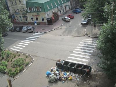 В центре Саратова дорожники нанесли «зебру», ведущую к мусорным бакам