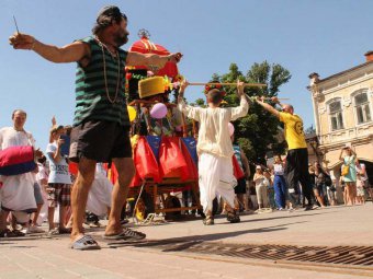Кришнаиты устроили в центре Саратова танец с метлами