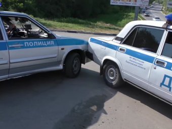 Рейд активистов ФАР в Энгельсе: Два патрульных автомобиля ГИБДД столкнулись и покинули место аварии