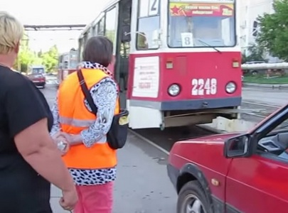 В Саратове пьяный неадекватный водитель пытался врезаться в трамвай