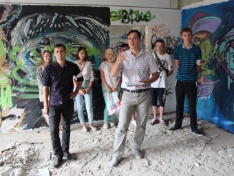 Саратовские молодогвардейцы провели встречу с журналистами на заброшенной стройке 