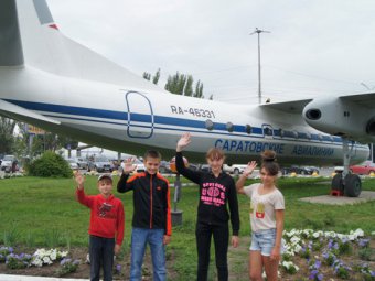 Сотня детей из саратовских проблемных семей улетела на отдых в Крым