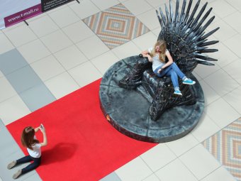 В саратовском торговом центре образовалась очередь к трону из сериала «Игра престолов»