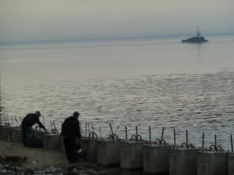 Энергетики просят граждан не ловить рыбу вблизи высоковольтных линий