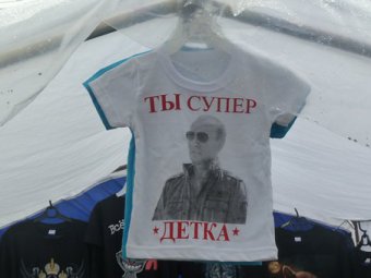 В Саратове рецидивисты похитили из дорогого магазина футболки и продали их на рынке