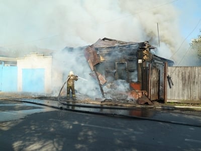 В Октябрьском районе полностью сгорел частный деревянный дом