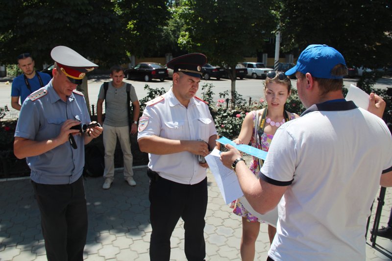 Во время пикета жириновцев сотрудник ФСИН пугал журналистов полицейскими 