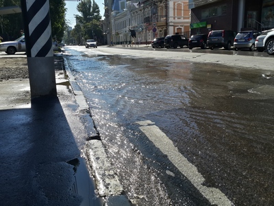 До восьми часов вечера центральные улицы Саратова остались без воды