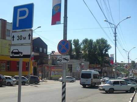 На одном участке улицы Радищева установлены противоречащие друг другу дорожные знаки. Фото
