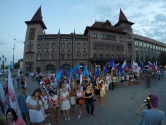 В центре Саратова горожане болели за Илью Захарова под партийными флагами