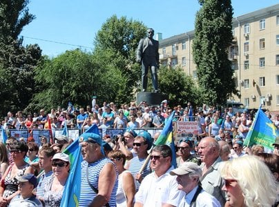 День ВДВ. Саратовские десантники приводнились на Волгу в районе набережной