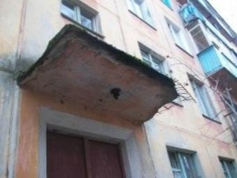 В День ВДВ хваставшийся физподготовкой мужчина упал с балкона и разбился