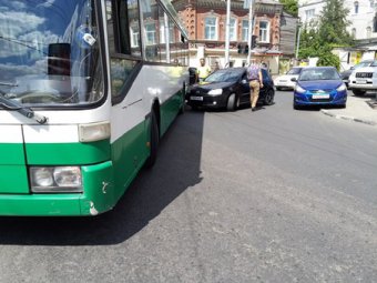 В центре Саратова иномарка въехала в энгельсский автобус